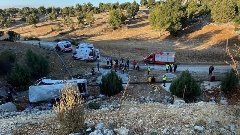Mersində avtobus dərəyə aşıb - 5 nəfər ölüb, 14 yaralı var