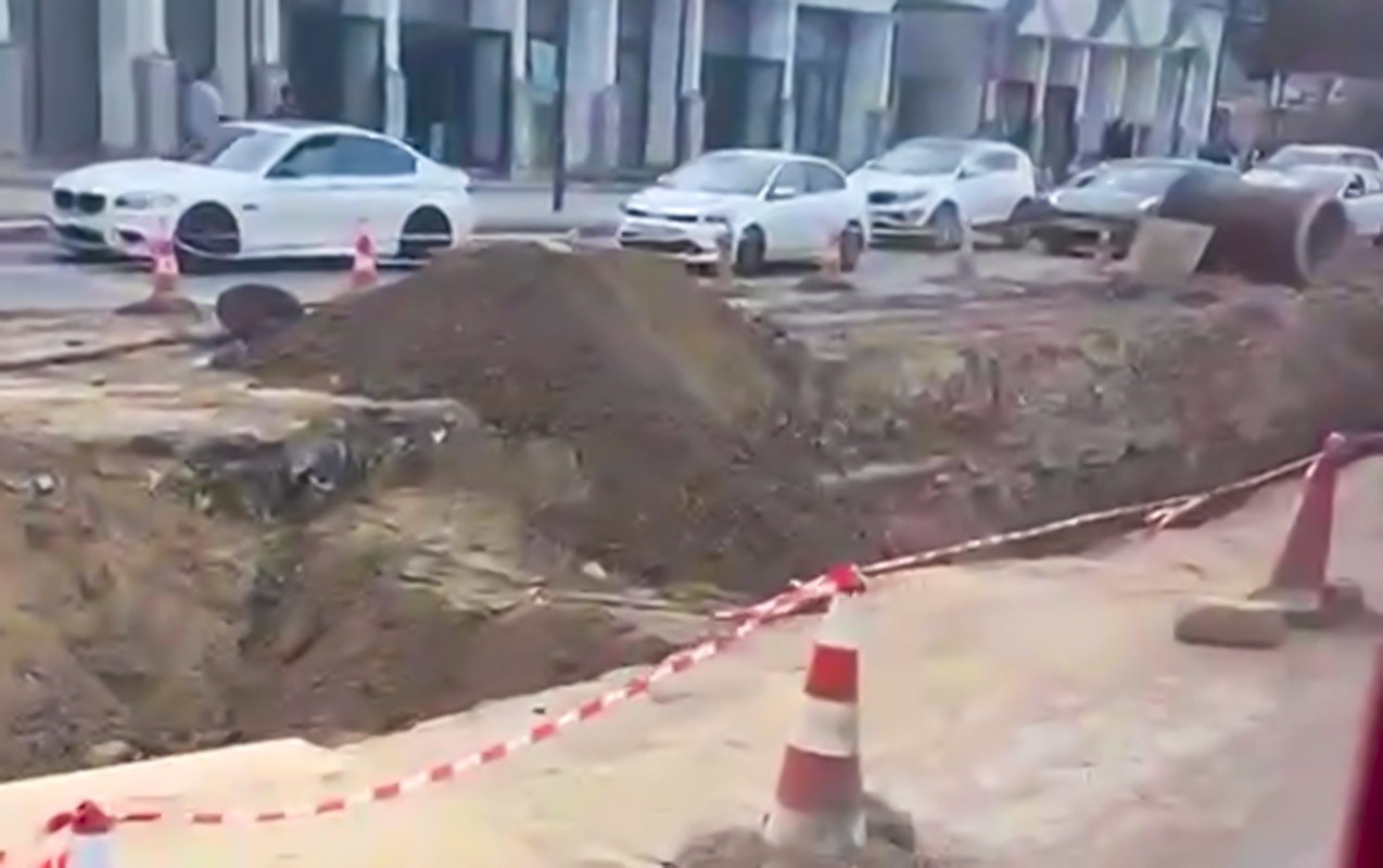 Binəqədidə magistal yolda xəndək açıblar, qurumlar məsuliyyəti boyunlarından atır - Günahkar kimdir axı? (VİDEO)