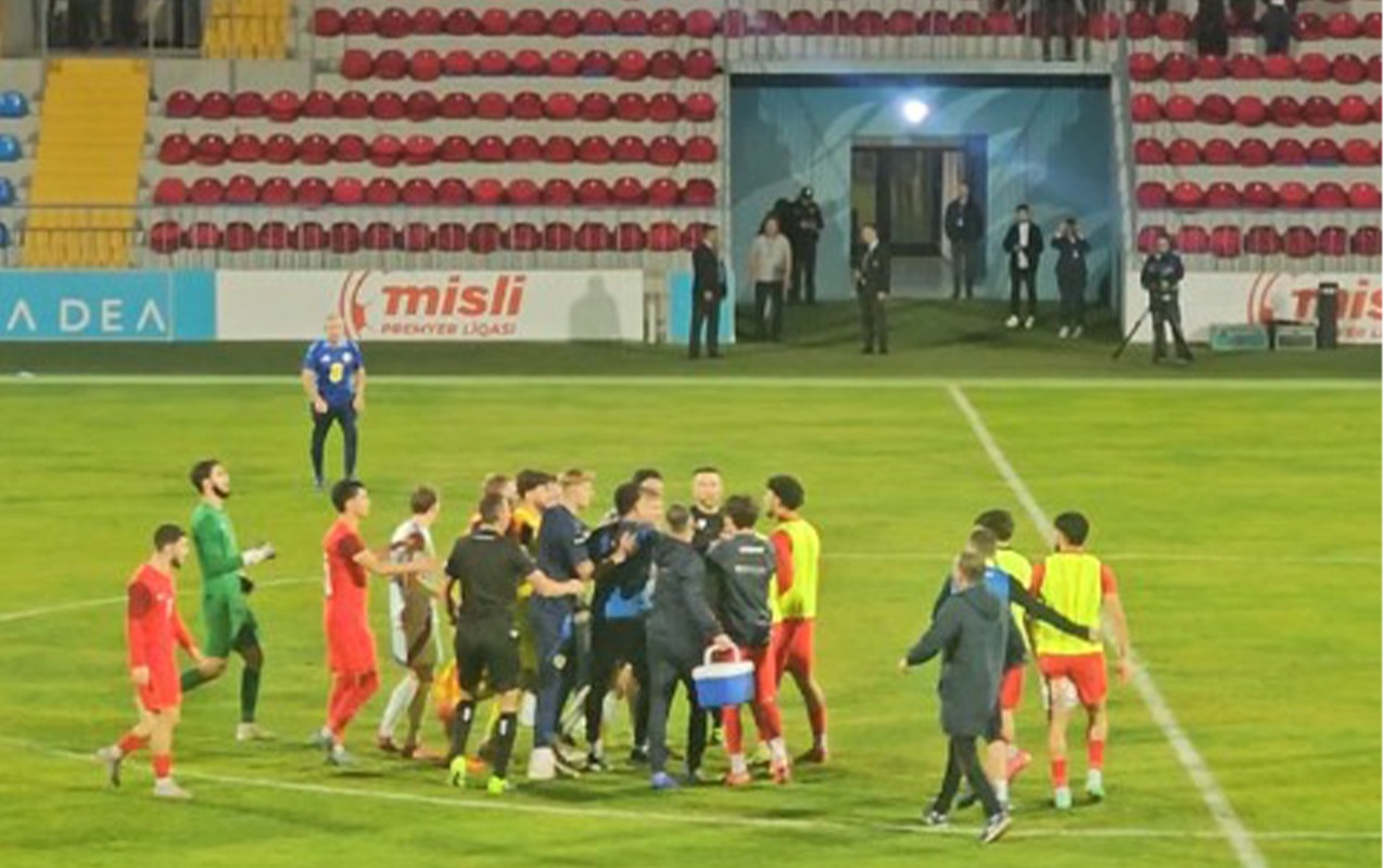 Millimizin üzvü dava saldı, stadionun şüşəsini sındırdı - VİDEO