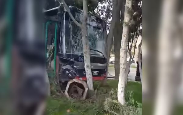 Bakıda avtobus bulvara "girdi" - VİDEO