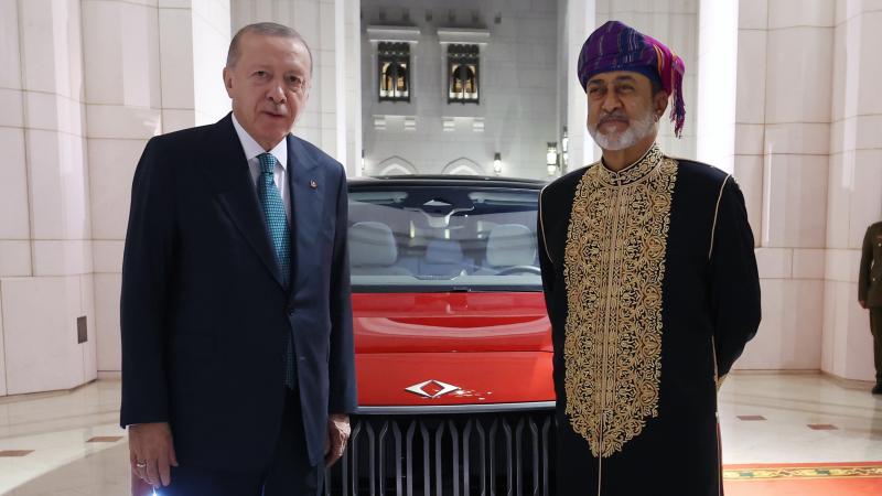 Ərdoğan Omanın sultanına &ldquo;Togg&rdquo; hədiyyə etdi - FOTOLAR