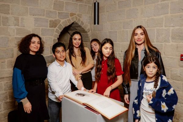 Leyla Əliyeva və Arzu Əliyeva "Eşqi-nur" sərgisini ziyarət ediblər