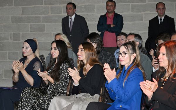 Prezidentin ailə üzvləri &ldquo;Suyun sirri&rdquo; pantomim tamaşasını izləyib - FOTOLAR