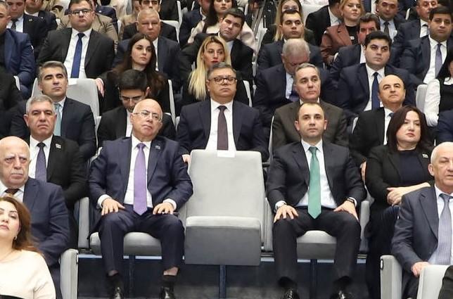 &ldquo;BİZİ BURA KİNOYA BAXMAĞA ÇAĞIRIBLAR?&rdquo; &ndash; Komitə sədri əsəbləşərək AHİK-in tədbirini tərk edib + FOTOLAR