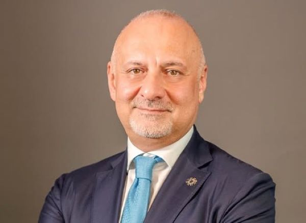 Müşavirin maşınından 45 min manat oğurlanıb