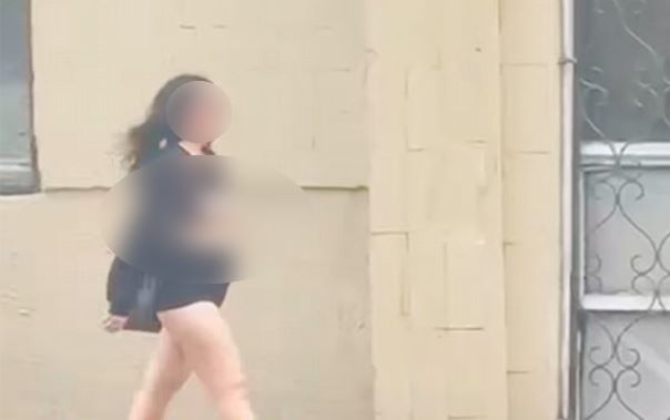 Bakıda yarıçılpaq gəzən qadın xəstəxanaya yerləşdirilib