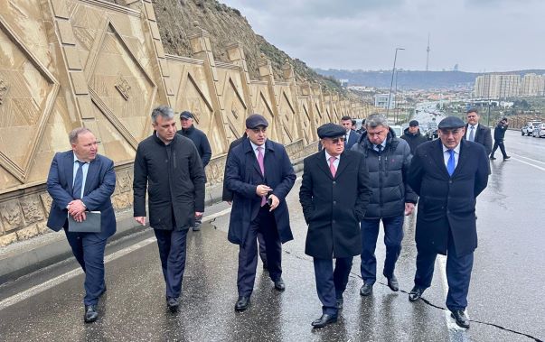 Məmurlar Bibiheybətdə bağlanan yolda... - VİDEO