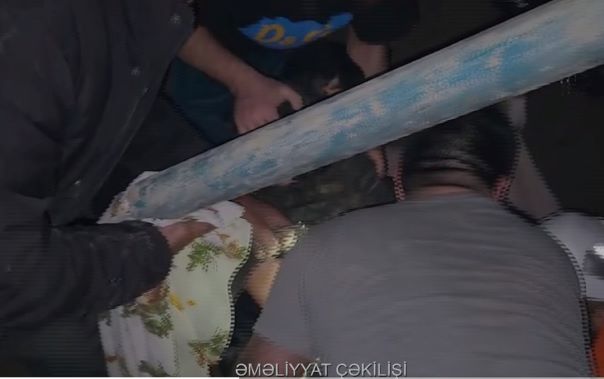 "Razin"də ev şökdü, bir qadın altından belə çıxarıldı - VİDEO