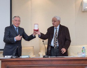 Arif Paşayev mükafatlandırıldı