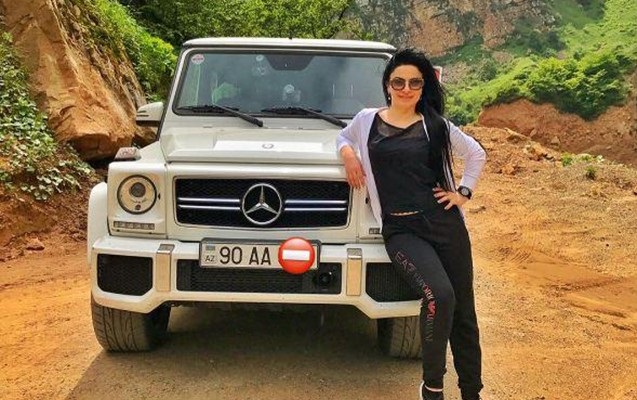 Azərbaycanlı aparıcının “AA” nömrəli maşını var - Foto