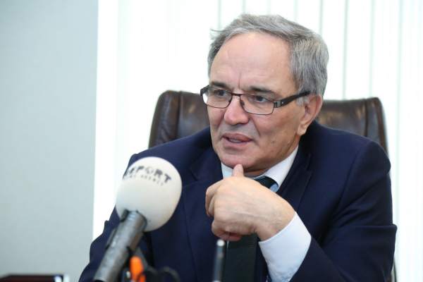 \"Azərbaycanda elmi jurnalistika yoxdur\" - Əflatun Amaşov