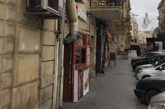 Bakının mərkəzində binaya girişi bağlayıb dönərxana açdılar – FOTO+Video