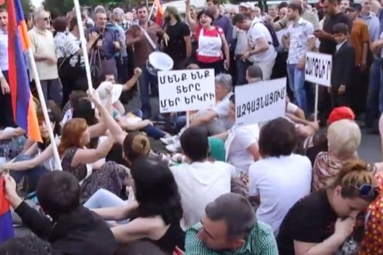 Yerevanda aksiyalar böyüyür - CANLI YAYIM