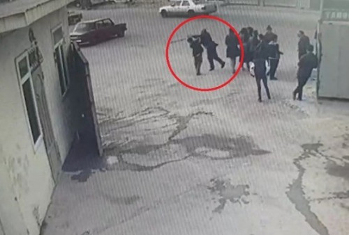 Bakıda müəllim küçənin ortasında şagirdi döydü - VİDEO