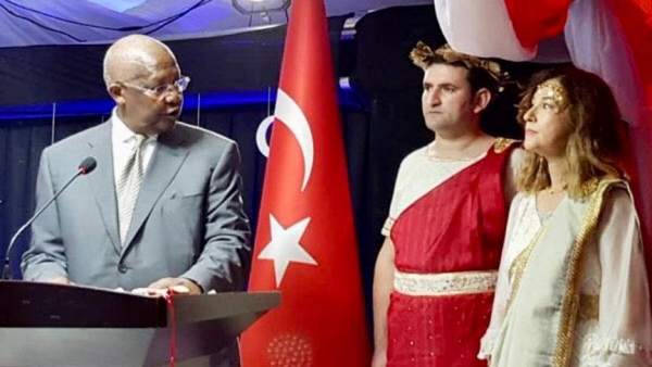 Geyimi ilə qalmaqal yaradan Türkiyə səfiri... -   Çavuşuğlu \"Haqqında araşdırma gedir\" dedi + FOTO