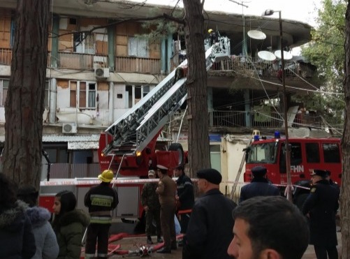 Məcburi köçkünlərin binasında yanğın - FOTOLAR