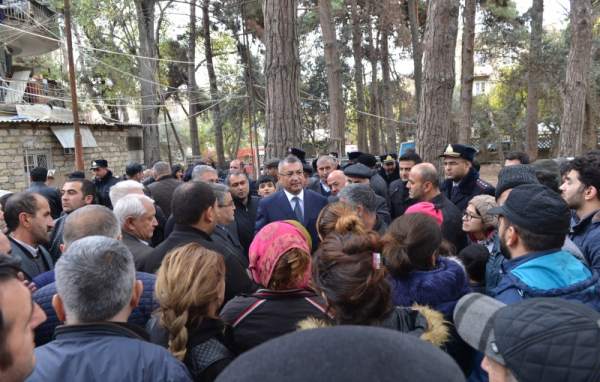 Bakıda 46 köçkün ailəsinin yaşayış yeri yandı - Komitə sədri hadisə yerinə gəldi