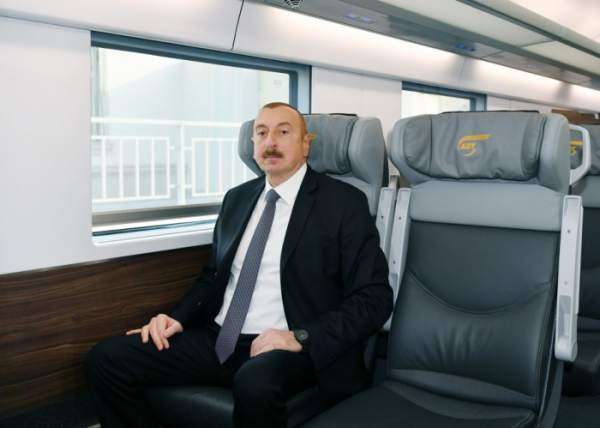 Prezident Sumqayıtdan Bakıya qatarla gəldi - FOTOLAR