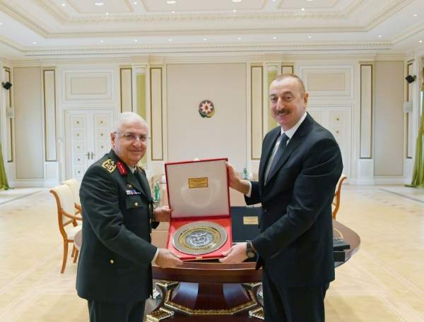 Prezident türk generala xatirə hədiyyəsi təqdim etdi: \"Qarabağ məsələsi Türkiyə üçün də önəmlidir\"