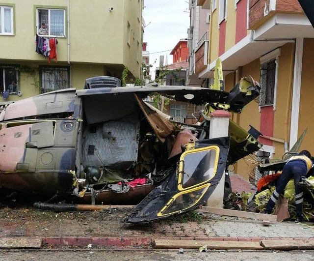 Türkiyədə hərbi helikopter binaya çırpılıb, küçəyə düşdü -  4 əsgər həlak oldu, yaralı var + FOTO  