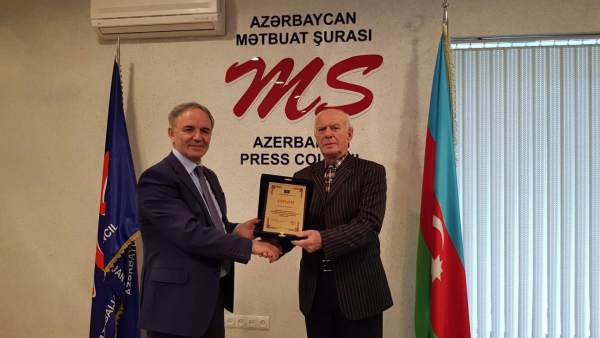 Əflatun Amaşov 80 yaşlı jurnalistə Mətbuat Şurasının yubiley diplomunu verdi - Görüş + FOTO 