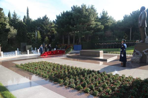 Müdafiə Nazirliyinin şəxsi heyəti Fəxri xiyabanda