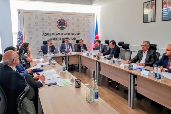 Azərbaycanda iki vəkilin fəaliyyəti dayandırıldı