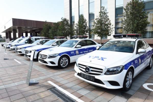 Prezident yeni polis maşınlarına baxdı - FOTOLAR