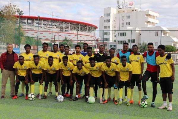 Türk menecer Afrika komandasının 22 futbolçusunu satmaq üçün Antalyaya gətirib -    Azərbaycan klublarına təklif 