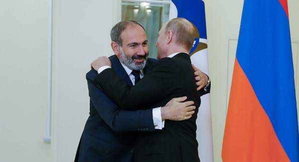 Putin Paşinyanla qucaqlaşdı, təbrik etdi - Moskvada görüş