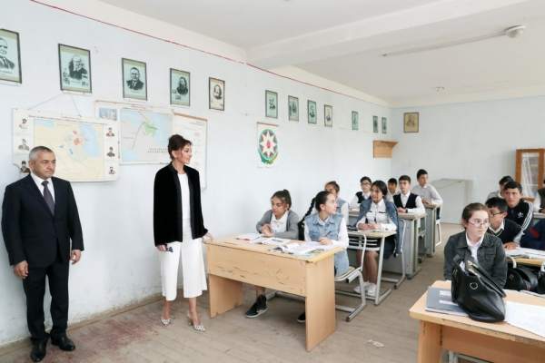 Birinci vitse-prezident Kürdəxanıda məktəbdə: Mehriban Əliyeva tapşırıq verdi - FOTO 