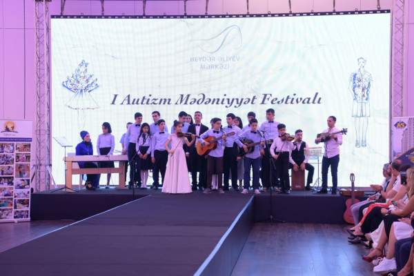 “Nar” Uşaqların Beynəlxalq Müdafiəsi Günü münasibətilə autizmli uşaqlara dəstək olub