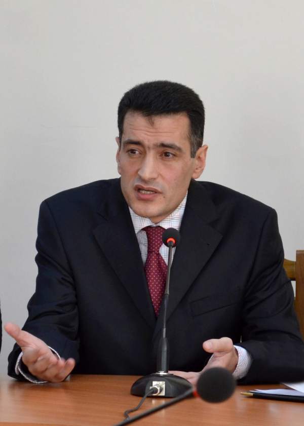 Səhiyyə Nazirliyi ilə TƏBİB koronavirusa yoluxan professorla ailəsini nəzarətə görürüb