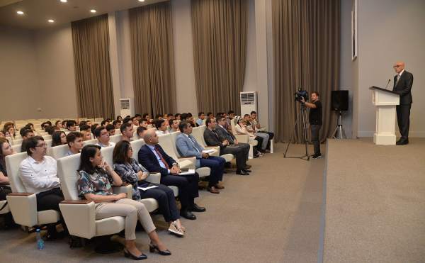 Nazir müavini xaricdə oxuyacaq bir qrup tələbə ilə görüşdü