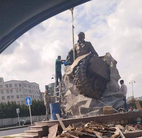 Milli Qəhrəmanın qardaşı: \"Albert Aqarunovun heykəlinin açılışı gələn aya nəzərdə tutulub\"