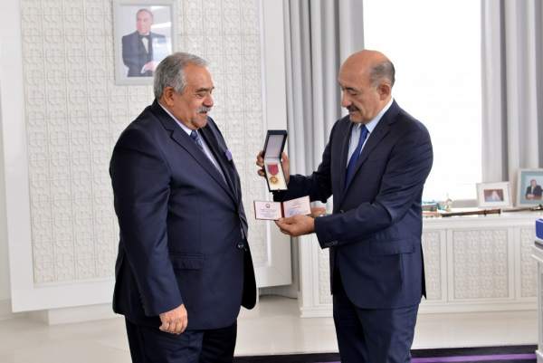 Nazir Cahangir Novruzova “Xalq artisti” fəxri adını təqdim etdi - FOTO 