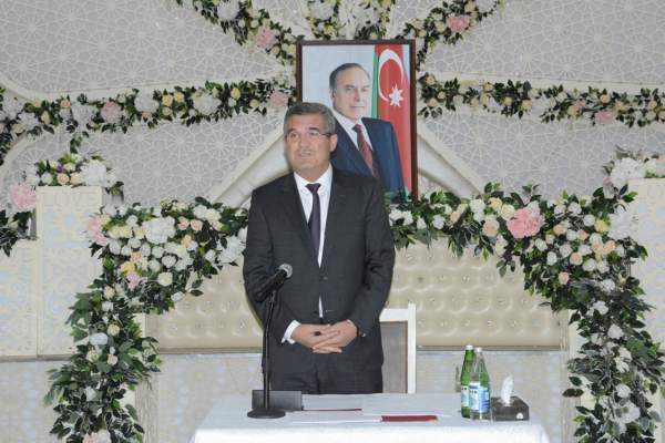 İCRA BAŞÇISI BÖYÜK QARDAŞINI DÖYDÜ - Azərbaycanda şok olay