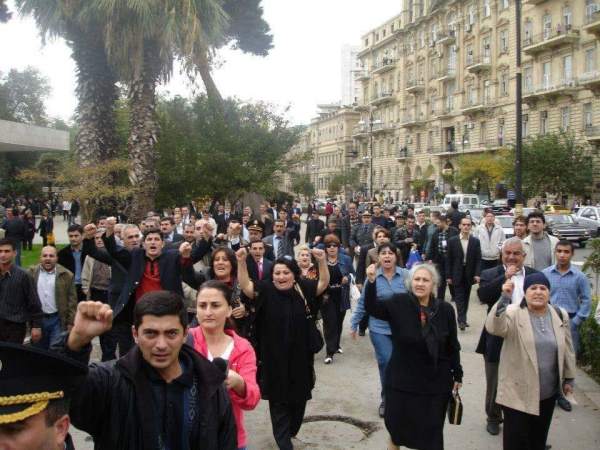 Milli Şura Bakının mərkəzində 50 nəfərlik piket keçirdi