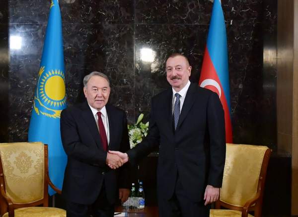 Prezident İlham Əliyev Nazarbayevə zəng edib - Nələr müzakirə olunub?