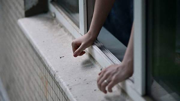 Səfirin 28 yaşlı qızı özünü pəncərədən atdı 