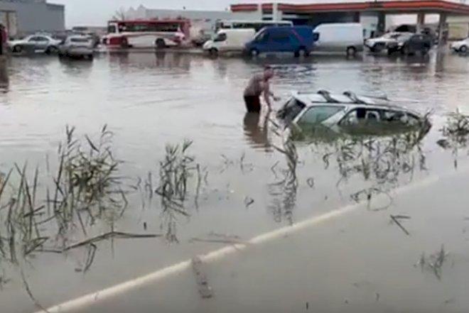 "Sədərək" ticarət mərkəzi su altında qaldı - VİDEO