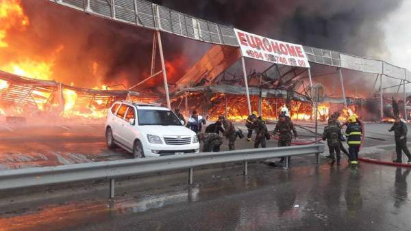 İcra başçısı mağazaları yanan sahibkarlarla görüşüb