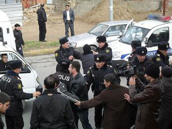 Polis ?Fatimeyi-Zəhra? məscidinin sökülməsi ilə bağlı etiraz aksiyasının qarzısını alıb (Yenilənib)