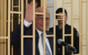 Əli İnsanov Bakı istintaq təcridxanasının rəisini məhkəməyə verdi