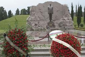 YAP rəhbərliyi Heydər Əliyevin məzarını ziyarət edib    