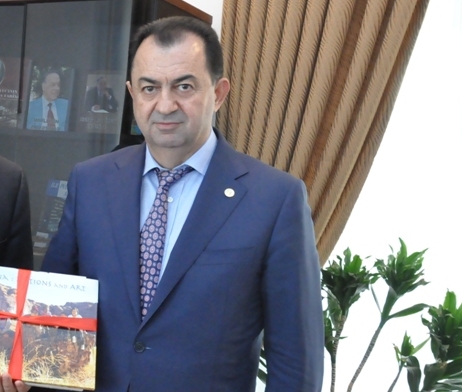 DAHA BİR İCRA BAŞÇISI HAQDA ŞOK İDDİA: möhtəşəm villasında sükut var,&nbsp;bahalı maşınlar yoxa çıxıb;&nbsp;ailəsi taksi ilə dolaşır - FOTOLAR