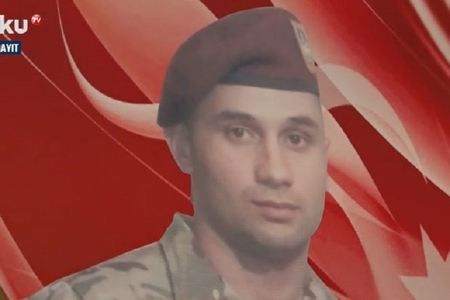 Aprel döyüşlərində iştirak etmiş xüsusi təyinatlı şəhidin anası: “Döyüşlərin başladığını demədi” VİDEO