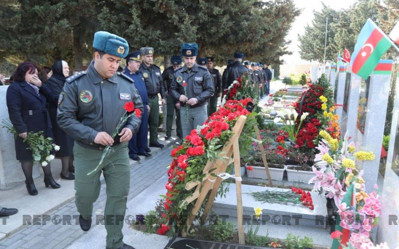 Aprel döyüşlərinin şəhid pilotlarının məzarı ziyarət olunub 