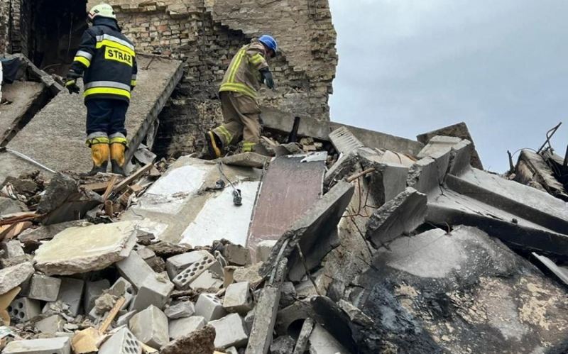 Mariupolda uşaq xəstəxanasının partladılması zamanı onlarla insan yanaraq ölüb 