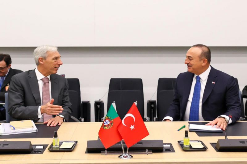 Çavuşoğlu portuqaliyalı həmkarı ilə Ukraynanı müzakirə edib 